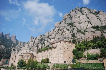 Barcelona Highlights Tour and Montserrat Monastery with Hotel Pick-up
