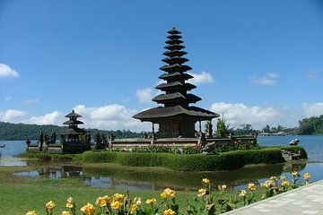 Bali Private Tour: Ulun danu Temple, Iconic Handara Gate & Tanah lot sunset.