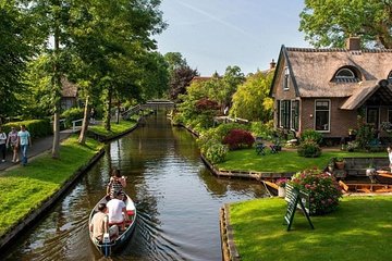 Private Tour to Giethoorn see the enclosing dyke from Amsterdam