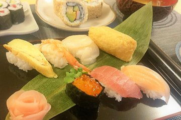 3-Hour Small-Group Sushi Making Class in Tokyo