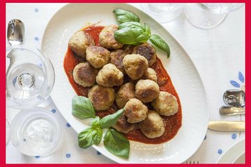 Dining experience at a local's home in Massa Lubrense with cooking demo