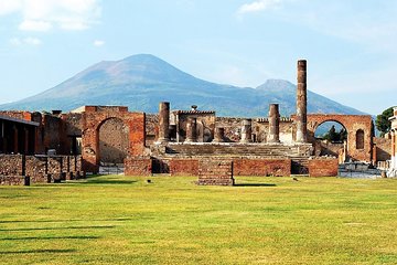 Private transfer from Naples to Sorrento with stop at Pompeii