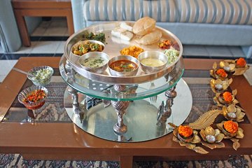 Private Mumbai Home Vegetarian Cooking Class with Crawford Market Visit and Lunch