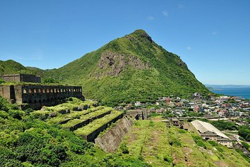 Small-Group Tour: Jiufen, Yehliu Geopark, and Shifen from Taipei