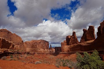 Immersive Arches Scenic Road Tour w/ Iconic Stops