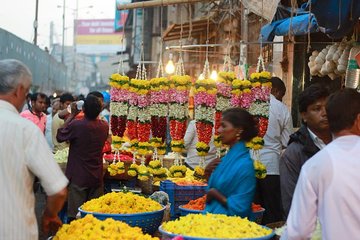 Mumbai: The Spiritual & Colorful Morning Tour with Breakfast