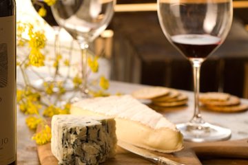 Paris Wine and Cheese Pairing Private Masterclass in a Bistrot