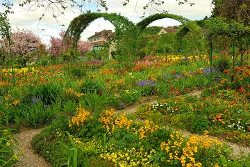 Private day tour to Giverny Gardens and Rouen from Paris