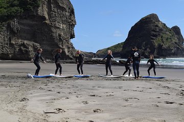 Group Lesson at Piha Beach, Auckland