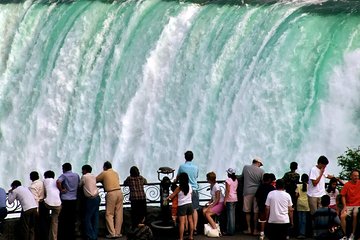 Luxury Niagara Falls Day Trip from Toronto with Cruise and Lunch