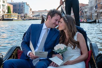 Renew your wedding vows on a romantic gondola