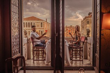 Gondola and Dinner with Wine in a Venetian Palace