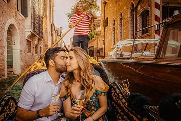 Private Photo Shoot in Venice with Gondola Ride