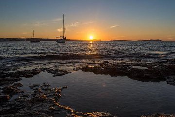 Sunset Catamaran Expedition in front of Cafe Mambo