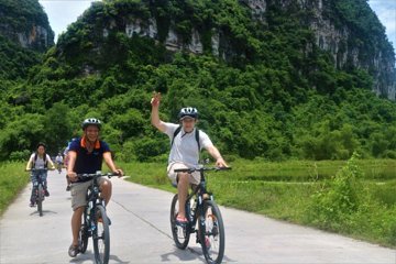 Deluxe Hoa Lu Tam Coc Ninh Binh Day trip new experience transfer by limousine