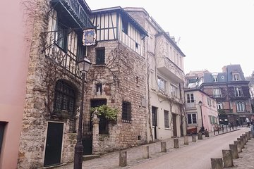 Montmartre & Sacré Coeur Private Historical 2-Hour Walking Tour in Paris