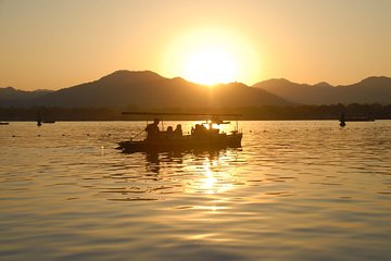 2-Hour West Lake Boat Tour with Ancient Chinese lute Performace