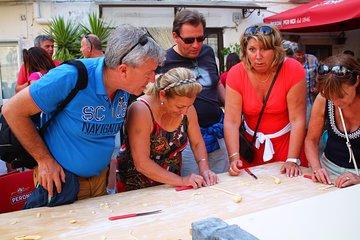People of Bari unusual guided tour with pasta making at Grandma house