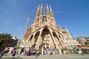 Barcelona Highlights w/ Pick-up & Optional Sagrada Familia & Park Guell Tickets