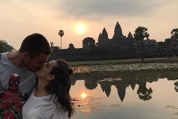 Private Tour By Car ( Angkor Wat Complex + Sunrise ) 