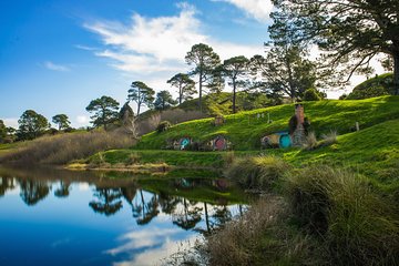 Hobbiton Movie Set and Waitomo Glowworm Caves Guided Day Trip from Auckland