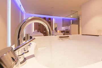 Romantic couple massage + SPA entry and private jacuzzi with cava