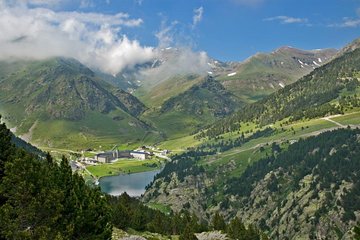 Pyrenees & Medieval Towns Small Group Tour from Barcelona