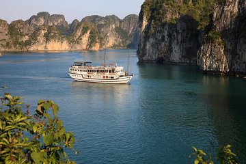 Bai Tu Long bay Boutique Cruise 2D/1N: Kayaking, swimming at pristine places