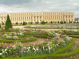 Private Giverny & Versailles Day Trip with Lunch & Hotel Transfers from Paris