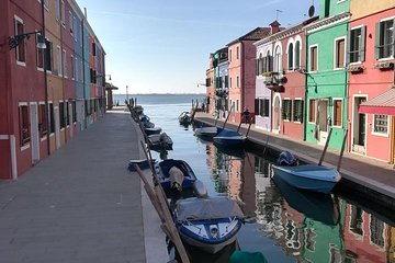 Guided Tour of Murano, Burano & Torcello Islands around Venice with Private Boat