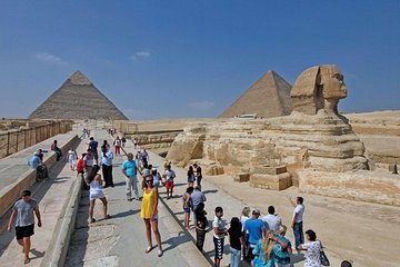 Cairo Layover Day Tour to Pyramids, Egyptian Museum and Khan El Khalili Bazaar