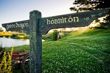 Auckland to Waitomo Caves and Hobbiton Movie Set Private Tour