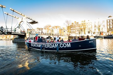 Amsterdam 1-Hour Canal Cruise Including Live Guide and Drinks