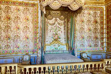 Versailles Palace & Marie-Antoinette's Estate Private Guided Tour with Lunch