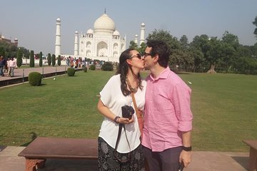 Full Day Agra Sightseeing with all Inclusive (Entrance Fee & Lunch)