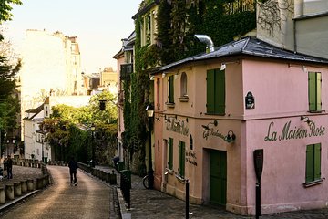 Montmartre’s heritage with specialties tasting Private Tour