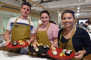 Tokyo Tsukiji Outer Fish Market Tour and Sushi Cooking Lesson 