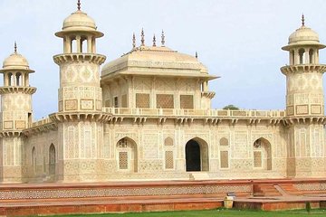From Delhi: Taj Mahal & Agra Tour by Gatimaan Express Train