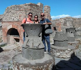 ALL INCLUSIVE tour. Pompeii excavations with transfer from Naples, guide and ticket.