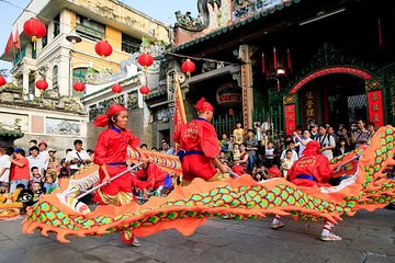 Walking tour to Chinatown in Saigon