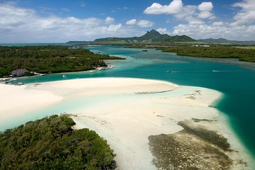 Mesmerizing Ile aux Cerf: Speed Boat, GRSE, Lunch & Undersea walk (Full Day)