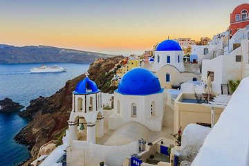 Discover Santorini with us (4 hour private tour)