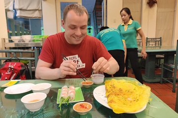 Saigon Night Street Food Tour by motorbike 