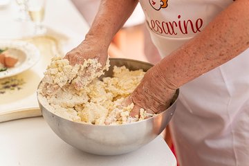 Private Pizza & Tiramisu Class at a Cesarina's home with tasting in Ercolano