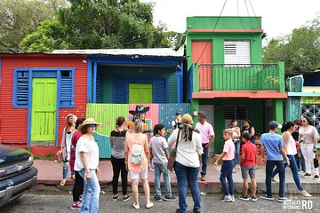 Street art walking tour in Santiago (art walk)