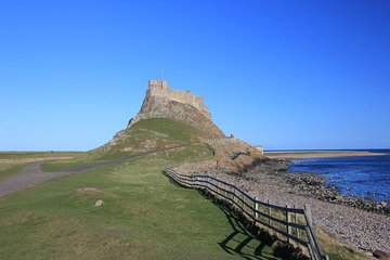 Alnwick Castle and the Viking Coast Full-Day Private Tour in a Premium Minivan