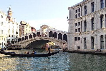 Private Venice walking tour plus Murano island lunch and glass factory visit