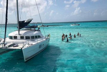 Snorkel adventure to Isla Mujeres by Catamaran. Open Bar and buffet included.