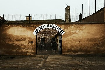 Terezin in Spanish with tickets and transportation from Prague.