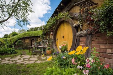 Private Luxury Tour From Auckland to Hobbiton Movie Set and Rotorua for couples 